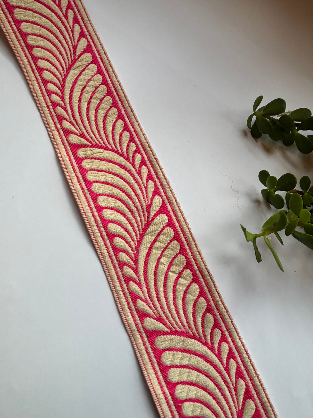 Embroidered Leaf-Pattern Fabric Borders