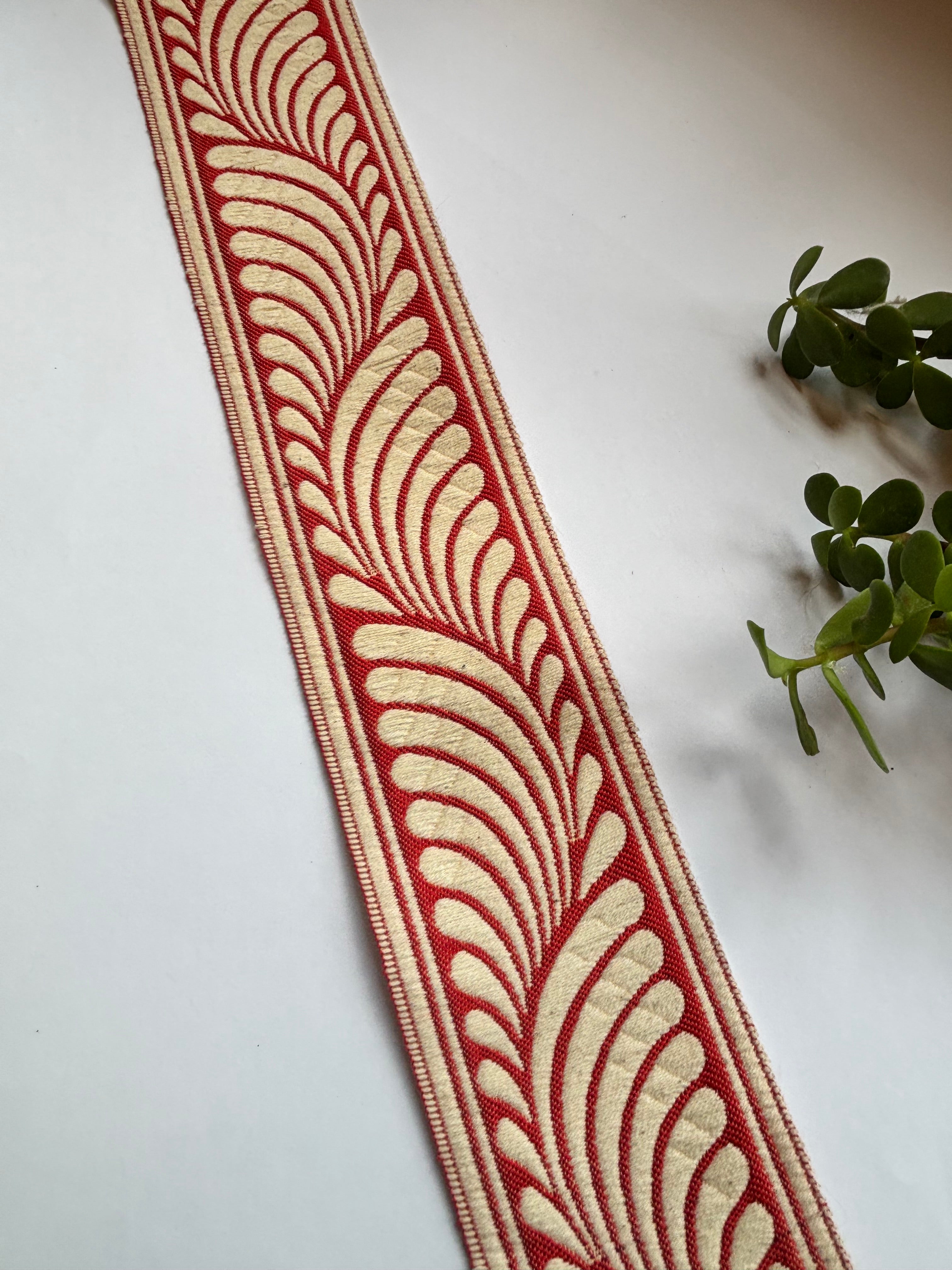 Embroidered Leaf-Pattern Fabric Borders