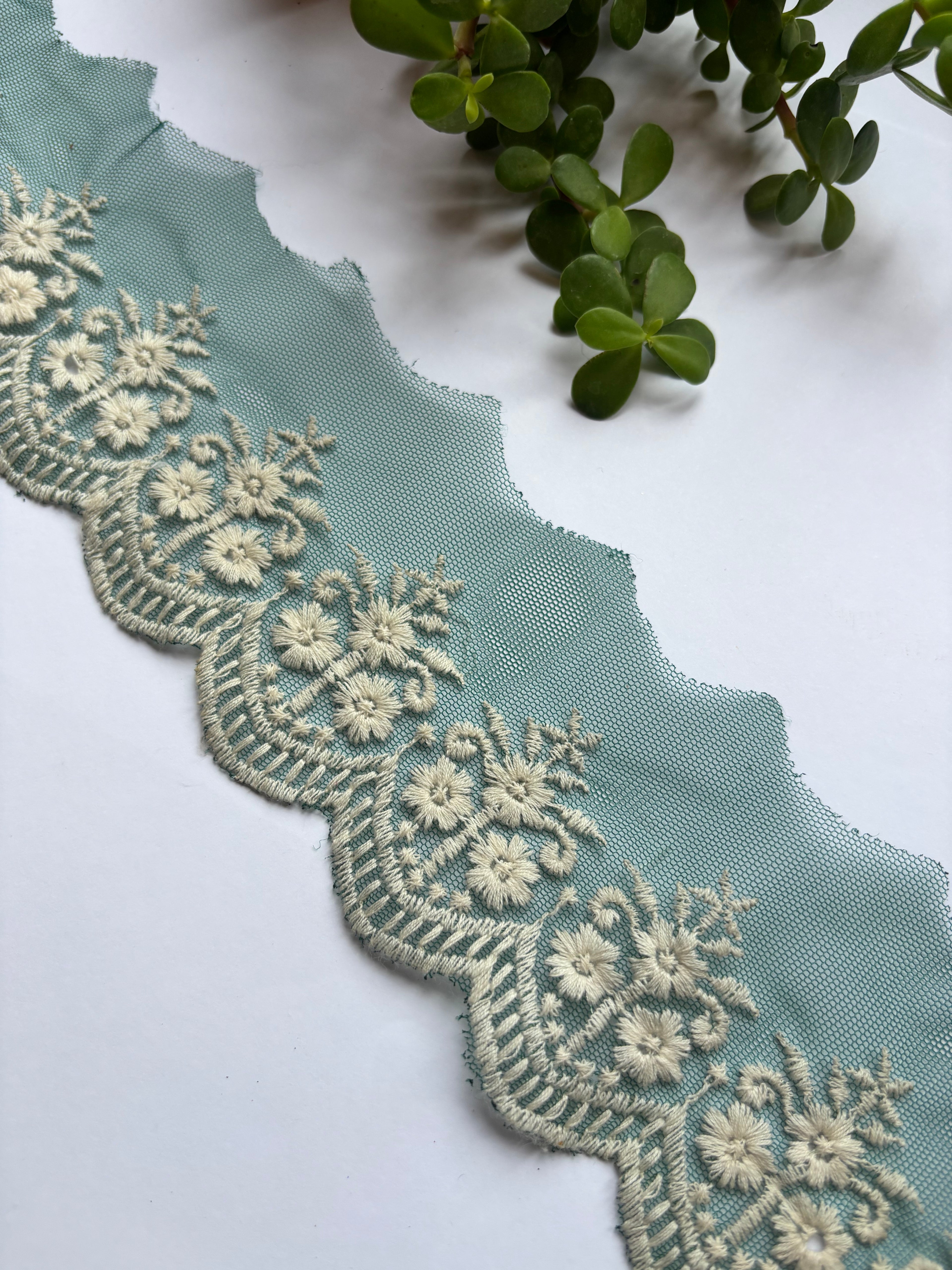 Intricate Scalloped Floral Embroidery Trim
