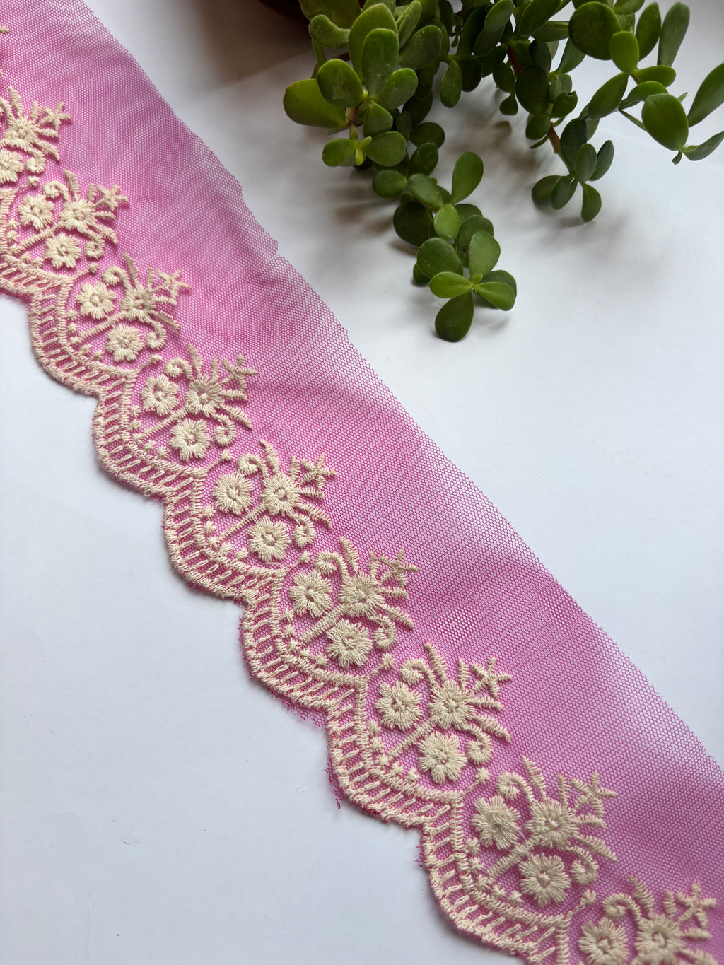 Intricate Scalloped Floral Embroidery Trim